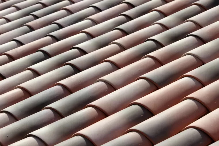 Remplacement de tuiles sur toiture, Salon-de-Provence, Artisan Lorot