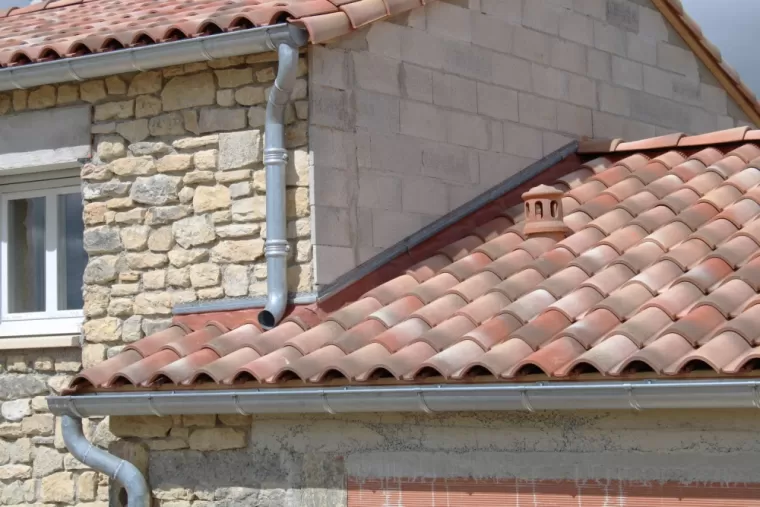 Remplacement de gouttières en zinc à Pélissanne, Pélissanne, Artisan Lorot